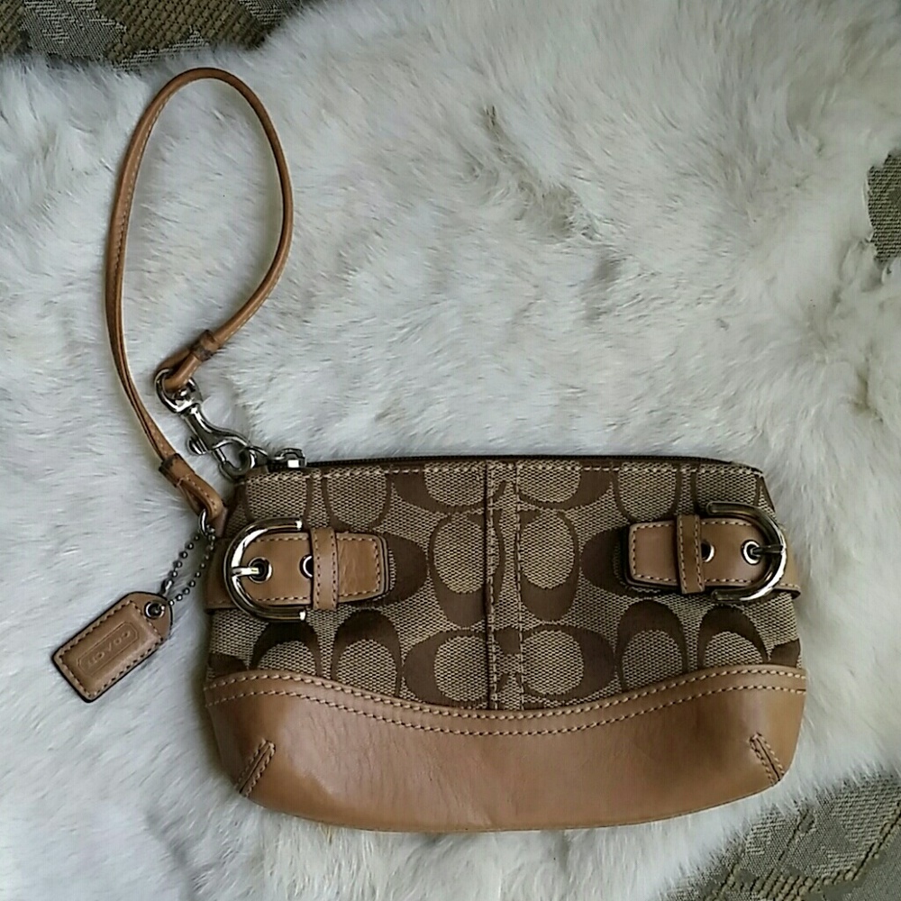 👜Coach signature tan/brown wristlet